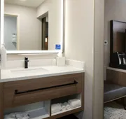 Hampton Inn Newark Airport hotel detail image 4