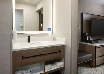 Hampton Inn Newark Airport hotel thumbnail 4