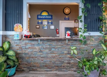 Days Inn by Wyndham Burns hotel thumbnail 2