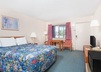 Days Inn by Wyndham Burns hotel thumbnail 3
