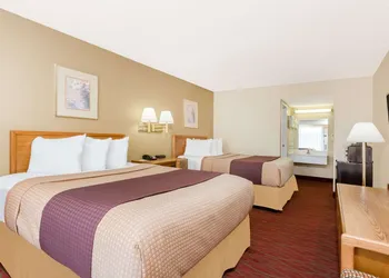 Days Inn by Wyndham Staunton hotel thumbnail 3