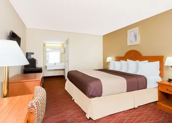 Days Inn by Wyndham Staunton hotel thumbnail 5