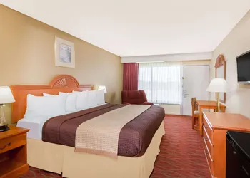 Days Inn by Wyndham Staunton hotel thumbnail 7