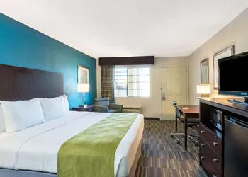 Days Inn by Wyndham Snyder hotel thumbnail 4