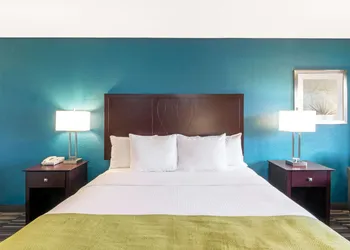 Days Inn by Wyndham Snyder hotel thumbnail 5