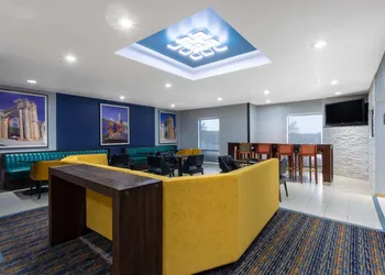 La Quinta Inn & Suites by Wyndham Columbus West - Hilliard hotel thumbnail 3