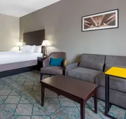 La Quinta Inn & Suites by Wyndham Columbus West - Hilliard hotel detail image 7