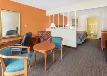 Days Inn by Wyndham Orangeburg South hotel thumbnail 3