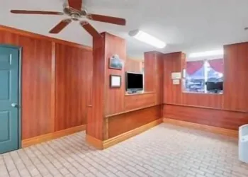 Days Inn by Wyndham Newport hotel thumbnail 2