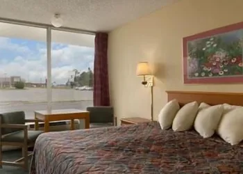 Days Inn by Wyndham Newport hotel thumbnail 4