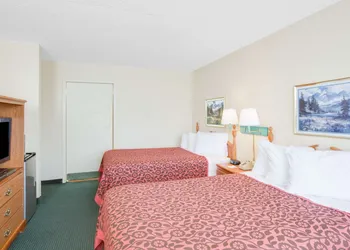 Days Inn by Wyndham Newport hotel thumbnail 8