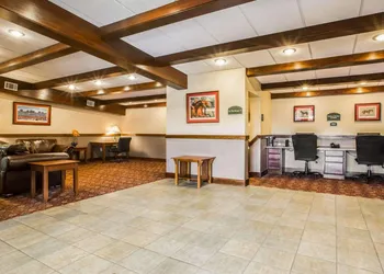 Clarion Inn & Suites at the Outlets of Lake George hotel thumbnail 2
