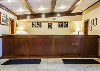 Clarion Inn & Suites at the Outlets of Lake George hotel thumbnail 3