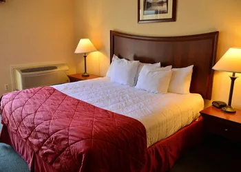 Clarion Inn & Suites at the Outlets of Lake George hotel thumbnail 8