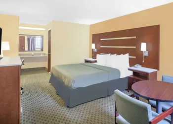 Days Inn by Wyndham Fayetteville hotel thumbnail 5