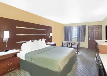Days Inn by Wyndham Fayetteville hotel thumbnail 8