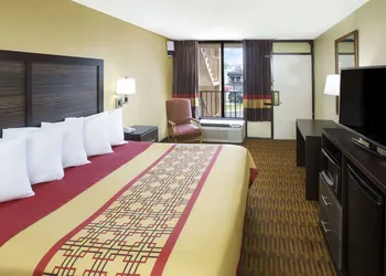Days Inn by Wyndham Columbus-North Fort Moore hotel thumbnail 4