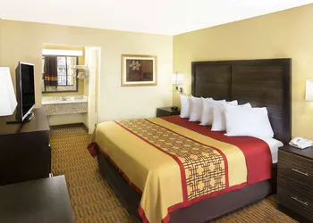 Days Inn by Wyndham Columbus-North Fort Moore hotel thumbnail 6
