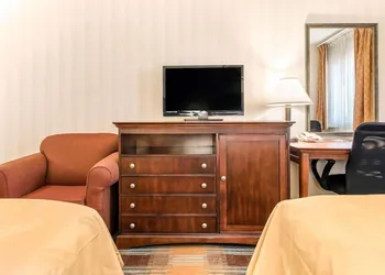La Quinta Inn & Suites by Wyndham Miamisburg Dayton South hotel thumbnail 4
