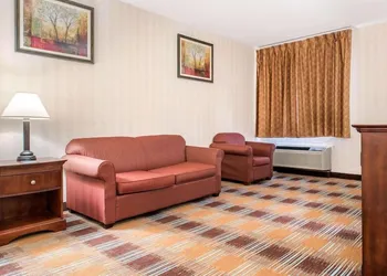 La Quinta Inn & Suites by Wyndham Miamisburg Dayton South hotel thumbnail 8