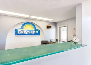 Days Inn by Wyndham Clinton hotel thumbnail 3