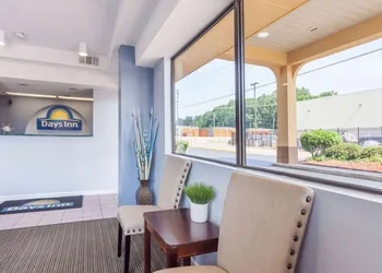 Days Inn by Wyndham Clinton hotel thumbnail 6