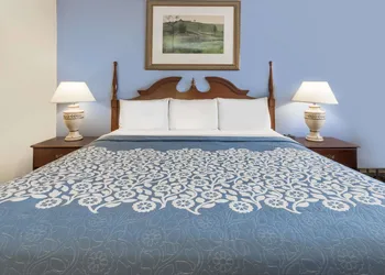 Days Inn by Wyndham Plymouth hotel thumbnail 4