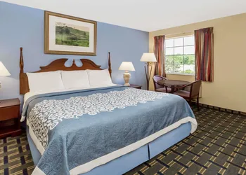 Days Inn by Wyndham Plymouth hotel thumbnail 5