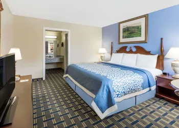 Days Inn by Wyndham Plymouth hotel thumbnail 6