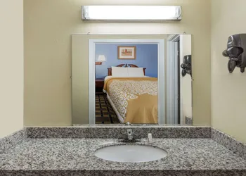 Days Inn by Wyndham Plymouth hotel thumbnail 8