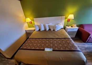 Days Inn by Wyndham Monett hotel thumbnail 7