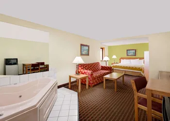 Days Inn by Wyndham Fort Dodge hotel thumbnail 6