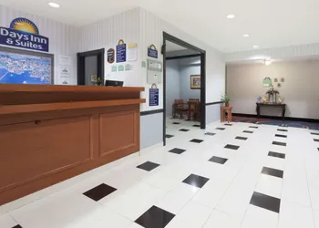 Days Inn & Suites by Wyndham Cambridge hotel thumbnail 2