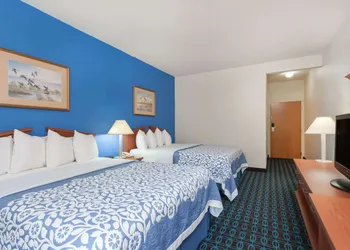 Days Inn & Suites by Wyndham Cambridge hotel thumbnail 4
