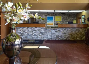 Days Inn by Wyndham Clinton hotel thumbnail 2