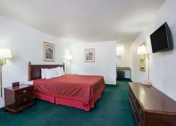 Days Inn by Wyndham Gallup hotel thumbnail 6