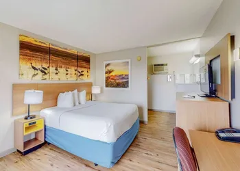 Days Inn by Wyndham Socorro hotel thumbnail 8