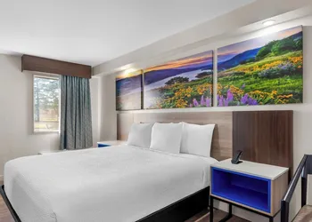 Days Inn by Wyndham Indianapolis East Post Road hotel thumbnail 8