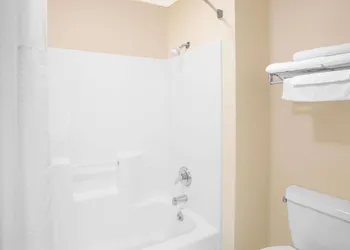 Days Inn by Wyndham Madison NE/Windsor hotel thumbnail 8