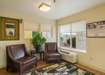 HomeTowne Studios By Red Roof Denver - Glendale/ Cherry Creek hotel thumbnail 2
