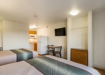 HomeTowne Studios By Red Roof Denver - Glendale/ Cherry Creek hotel thumbnail 6