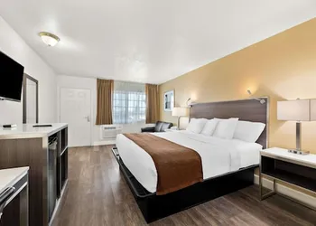 Americas Best Value Inn & Suites Flagstaff hotel thumbnail 4