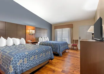 Econo Lodge Inn & Suites Gatlinburg at the Convention Center hotel thumbnail 7