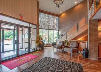 Econo Lodge Metro hotel thumbnail 2