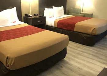 Econo Lodge Metro hotel thumbnail 8