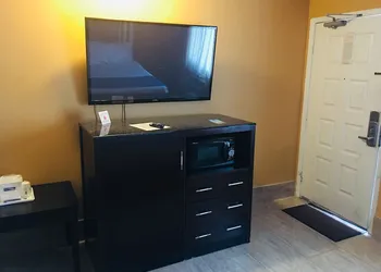 Travelodge by Wyndham Bay Shore Long Island hotel thumbnail 6
