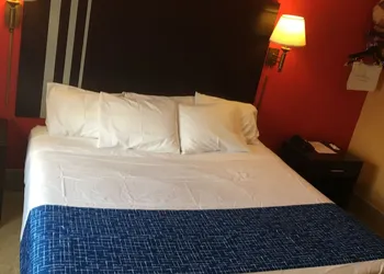 Travelodge by Wyndham Bay Shore Long Island hotel thumbnail 7
