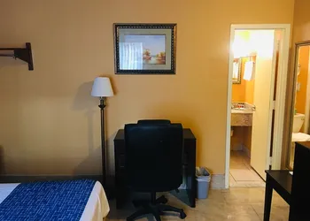 Travelodge by Wyndham Bay Shore Long Island hotel thumbnail 8