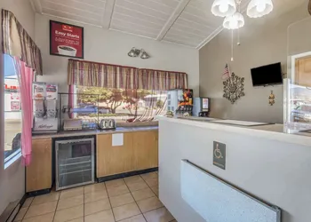 Econo Lodge Inn & Suites Yreka hotel thumbnail 2