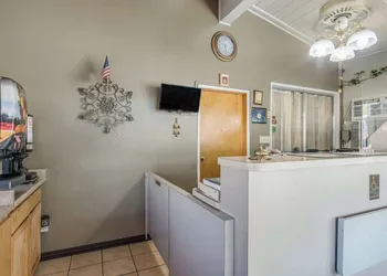 Econo Lodge Inn & Suites Yreka hotel thumbnail 3